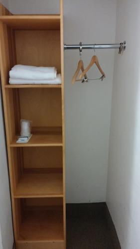 Habitación Individual Privada con baño compartido del hotel YMCA WEST SIDE. Foto 1