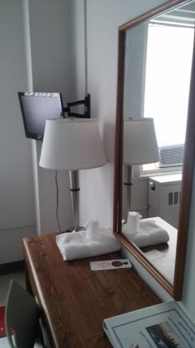 Habitación Individual Privada con baño compartido del hotel YMCA WEST SIDE. Foto 10