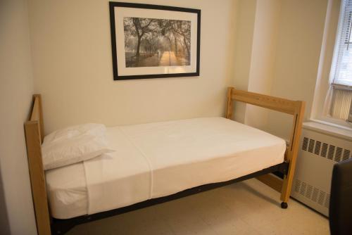 Habitación Individual Privada con baño compartido del hotel YMCA WEST SIDE. Foto 13