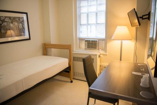 Habitación Individual Privada con baño compartido del hotel YMCA WEST SIDE. Foto 14