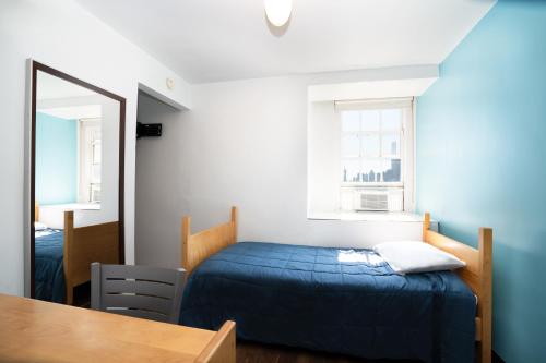 Habitación Individual Deluxe Privada con vistas al parque y baño semiprivado del hotel YMCA WEST SIDE