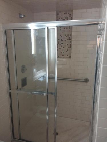 Habitación Individual Deluxe Privada con baño semiprivado del hotel YMCA WEST SIDE. Foto 1