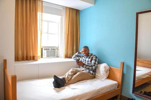 Habitación Individual Deluxe Privada con baño semiprivado del hotel YMCA WEST SIDE. Foto 2