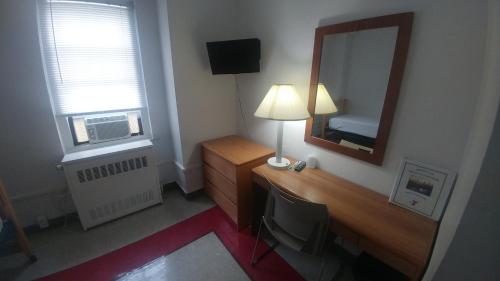 Habitación Individual Deluxe Privada con baño semiprivado del hotel YMCA WEST SIDE. Foto 7