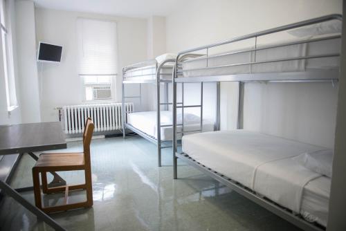 Habitación Cuádruple privada con baño compartido del hotel YMCA WEST SIDE