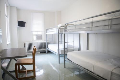 Habitación Cuádruple privada con baño compartido del hotel YMCA WEST SIDE. Foto 6