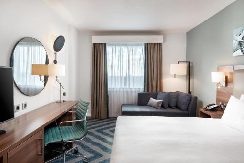 Habitación Deluxe con cama extragrande del hotel Hilton Garden Inn London Heathrow Airport