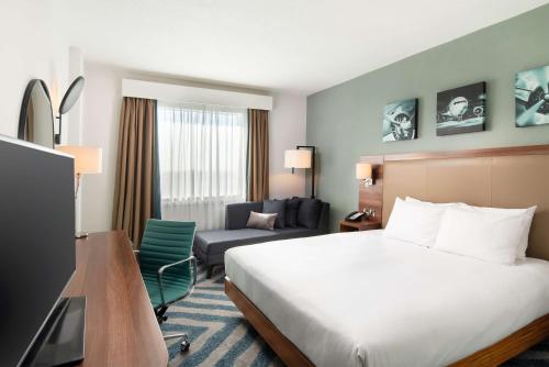 Habitación Deluxe con cama extragrande del hotel Hilton Garden Inn London Heathrow Airport. Foto 2