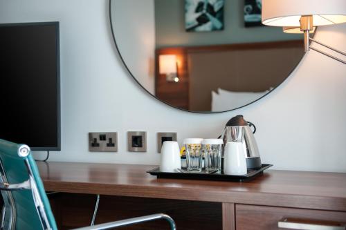 Habitación con cama grande del hotel Hilton Garden Inn London Heathrow Airport