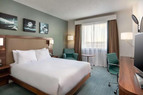 Habitación con cama grande del hotel Hilton Garden Inn London Heathrow Airport. Foto 1
