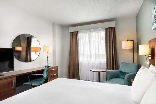 Habitación con cama grande del hotel Hilton Garden Inn London Heathrow Airport. Foto 3