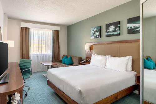 Habitación con cama grande y sofá del hotel Hilton Garden Inn London Heathrow Airport. Foto 1