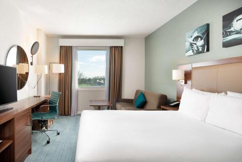 Habitación con cama grande y sofá del hotel Hilton Garden Inn London Heathrow Airport. Foto 2