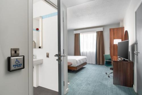 Habitación con cama grande adaptada para personas de movilidad reducida del hotel Hilton Garden Inn London Heathrow Airport