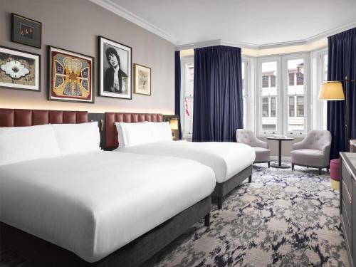 Habitación Nelson con dos camas Queen del hotel The Trafalgar St. James London, Curio Collection By Hilton