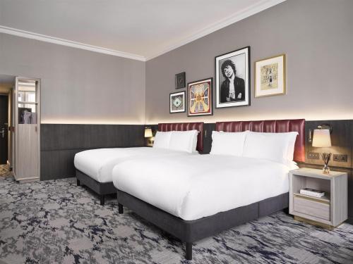 Habitación Nelson con dos camas Queen del hotel The Trafalgar St. James London, Curio Collection By Hilton. Foto 1