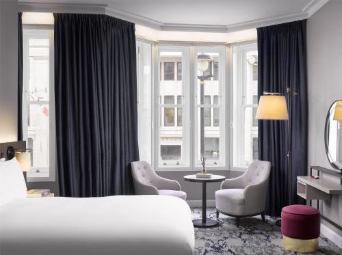 Habitación Nelson con dos camas Queen del hotel The Trafalgar St. James London, Curio Collection By Hilton. Foto 3