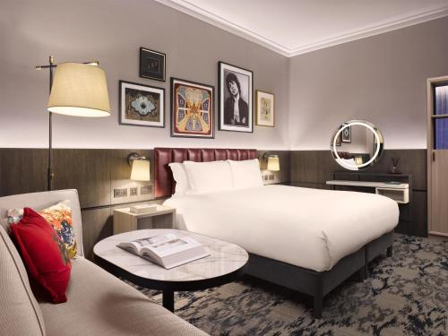 Habitación Trafalgar King del hotel The Trafalgar St. James London, Curio Collection By Hilton