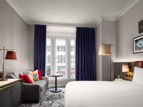 Habitación St James Premium King del hotel The Trafalgar St. James London, Curio Collection By Hilton. Foto 1