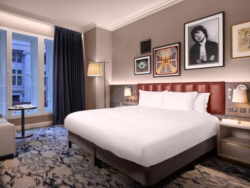 Habitación St James Premium King del hotel The Trafalgar St. James London, Curio Collection By Hilton. Foto 2