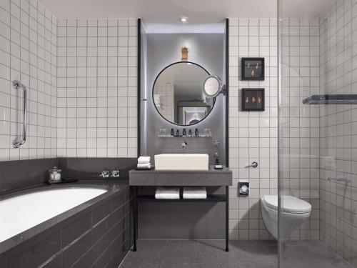Habitación St James Premium King del hotel The Trafalgar St. James London, Curio Collection By Hilton. Foto 3
