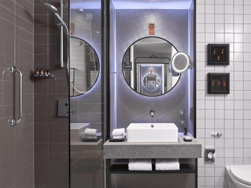 Habitación Trafalgar Queen del hotel The Trafalgar St. James London, Curio Collection By Hilton