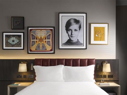 Habitación Trafalgar Queen del hotel The Trafalgar St. James London, Curio Collection By Hilton. Foto 1
