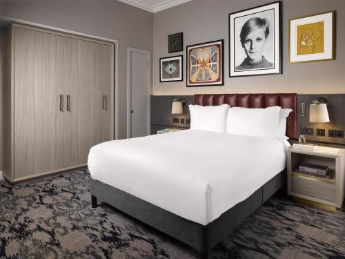 Habitación Trafalgar Queen del hotel The Trafalgar St. James London, Curio Collection By Hilton. Foto 2