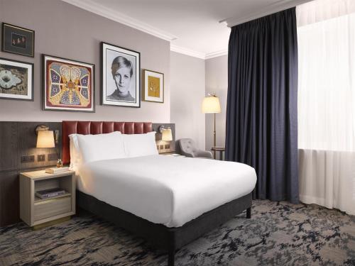 Habitación Trafalgar Queen del hotel The Trafalgar St. James London, Curio Collection By Hilton. Foto 3