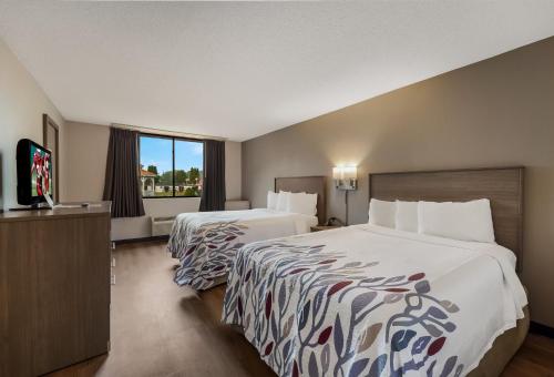 Deluxe Room with Two Double Beds Disability Access Roll - In Shower Non - Smoking del hotel Red Roof Inn Painted Post