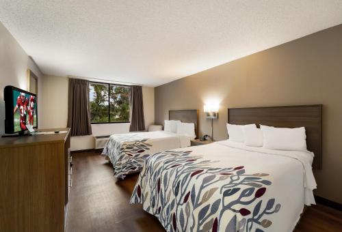 Deluxe Room with Two Double Beds Disability Access Roll - In Shower Non - Smoking del hotel Red Roof Inn Painted Post. Foto 2
