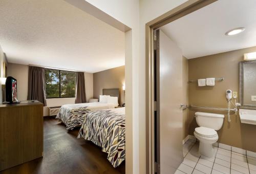 Deluxe Room with Two Double Beds Disability Access Roll - In Shower Non - Smoking del hotel Red Roof Inn Painted Post. Foto 3
