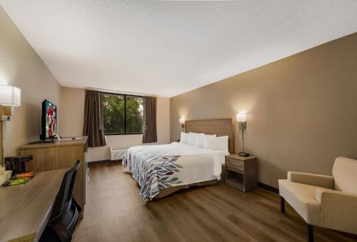 Habitación Deluxe con 1 cama extragrande - Adaptada para personas de movilidad reducida - No fumadores del hotel Red Roof Inn Painted Post