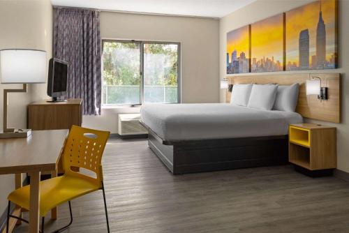 Suite con 1 cama extragrande y bañera con barras de sujeción - Adaptada para personas con movilidad reducida - No fumadores del hotel DAYS INN & SUITES ALBANY. Foto 1