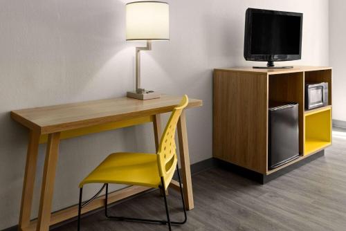 Suite con 1 cama extragrande y bañera con barras de sujeción - Adaptada para personas con movilidad reducida - No fumadores del hotel DAYS INN & SUITES ALBANY. Foto 2