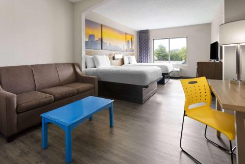 Suite Doble Deluxe con cama grande - No Fumadores del hotel DAYS INN & SUITES ALBANY. Foto 1