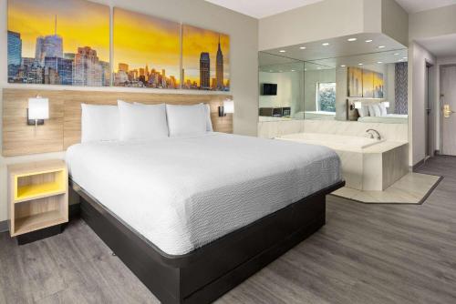Suite con cama extragrande - No fumadores del hotel DAYS INN & SUITES ALBANY. Foto 3