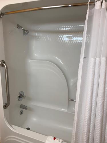 Suite con cama extragrande - No fumadores del hotel DAYS INN & SUITES ALBANY. Foto 4