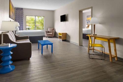 Suite Superior con cama extragrande - No fumadores del hotel DAYS INN & SUITES ALBANY. Foto 2