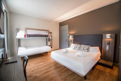 Habitación cuádruple del hotel Petit Palace Santa Cruz. Foto 2