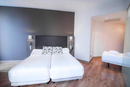 Habitación Triple del hotel Petit Palace Santa Cruz. Foto 2