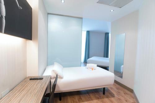 Habitación Triple del hotel Petit Palace Santa Cruz. Foto 3