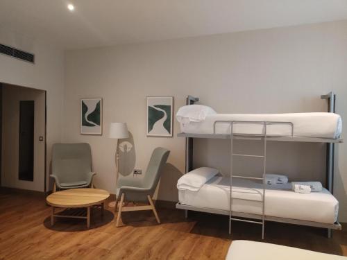 Habitación Cuádruple Superior del hotel Petit Palace Santa Cruz. Foto 1