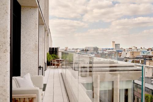 Suite Dover con terraza del hotel 1 Hotel Mayfair. Foto 9