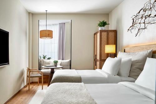 2 camas grandes del hotel 1 Hotel Mayfair. Foto 5
