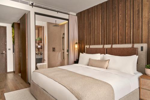 Habitación Skyline - Cama extragrande del hotel 1 Hotel Mayfair. Foto 6