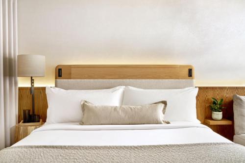 Habitación Skyline - Cama extragrande del hotel 1 Hotel Mayfair. Foto 8