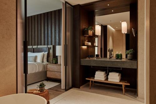 Suite con vistas al jardín del hotel 1 Hotel Mayfair. Foto 8