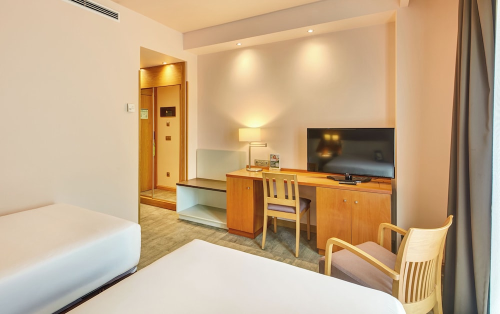 Habitación clásica con 2 camas individuales del hotel Sercotel Alcalá 611. Foto 1