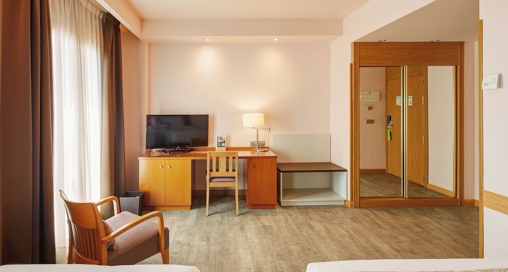 Habitación superior con 2 camas individuales del hotel Sercotel Alcalá 611. Foto 3